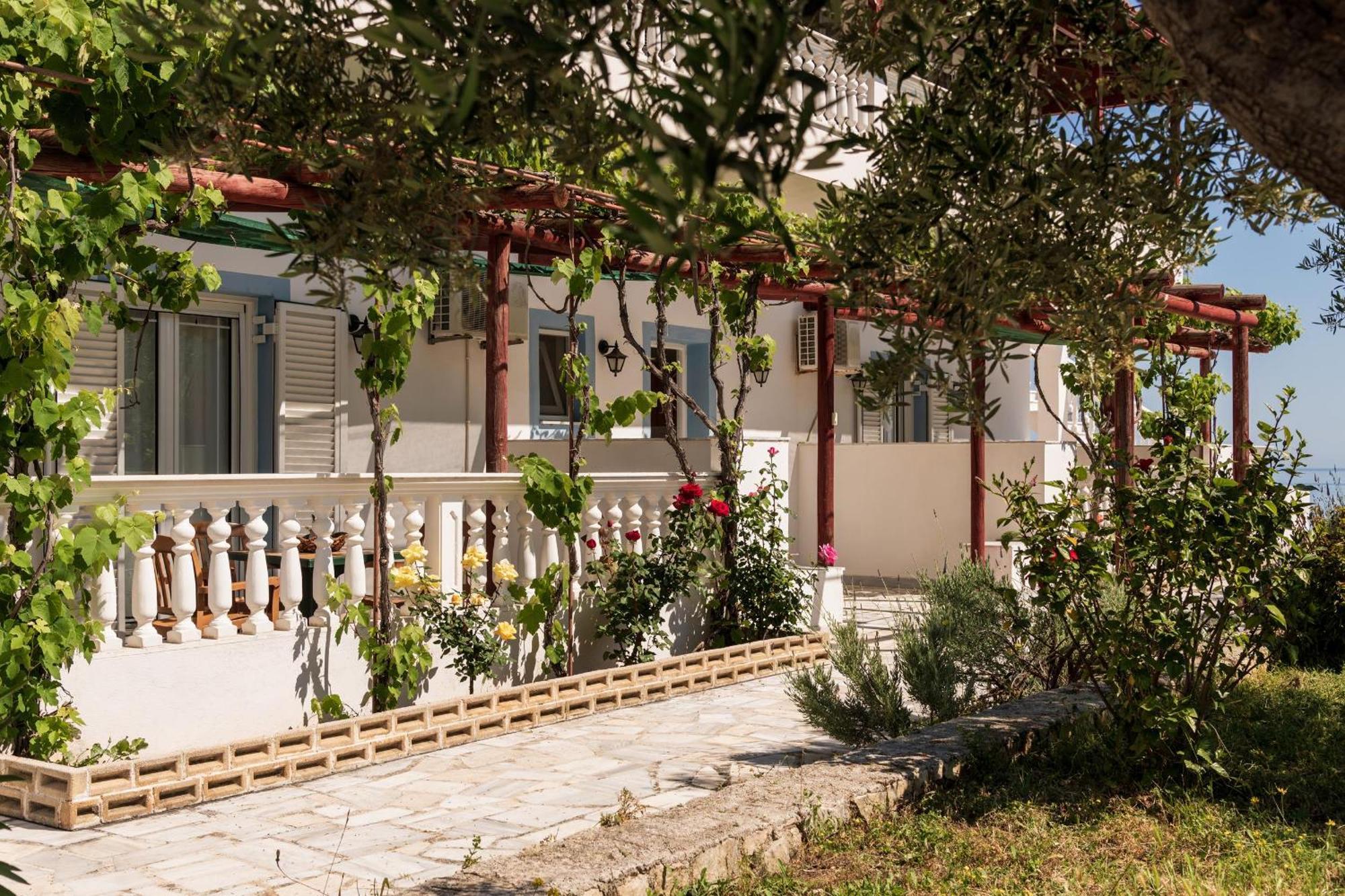 Mikro Nisi Studios & Apartments Agios Nikolaos  Exteriör bild